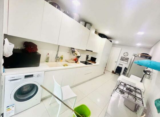 Vende-se luxuoso apartamento na Marginal T4