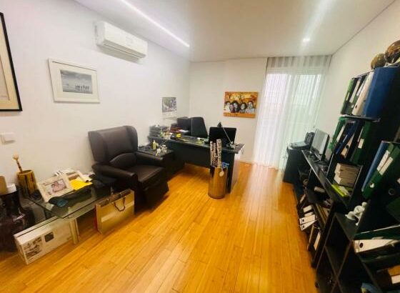 Vende-se luxuoso apartamento na Marginal T4