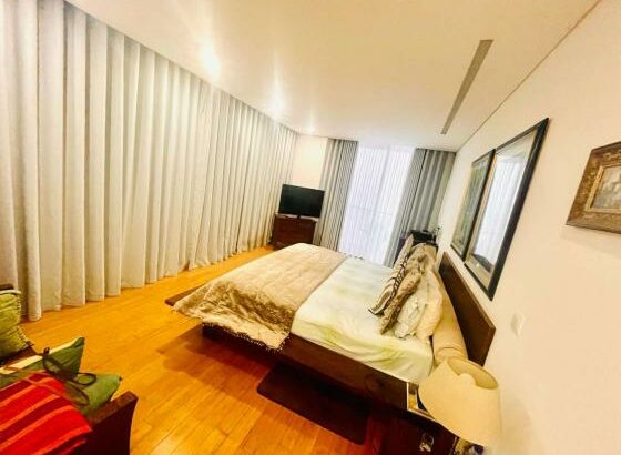 Vende-se luxuoso apartamento na Marginal T4