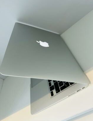 MacBook Air 2017 Intel core i5 1.80 GHZ 8GB 1600MHZ DDR3 128 GB SSD NVMe Intel HD Graphics 6000 1536 Display 13.3(1440×900) MacBook semi novo+ Carrega