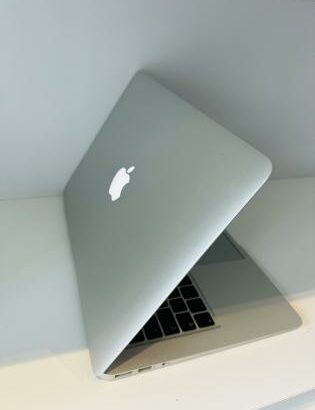 MacBook Air 2017 Intel core i5 1.80 GHZ 8GB 1600MHZ DDR3 128 GB SSD NVMe Intel HD Graphics 6000 1536 Display 13.3(1440×900) MacBook semi novo+ Carrega