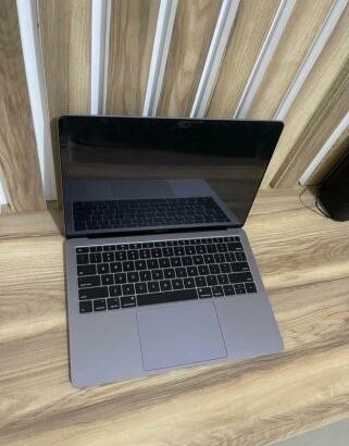 MacBook Air 2019 13.3” i5 8GB RAM 256GB SSD