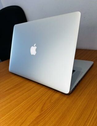 MacBook Pro  2015 Retina Display  *2.50 GHZ intel Core I7 * *16 GB 1600 MHZ * *512 GB SSD* *Intel Iris Pro Graphics 2GB Vram* MacOs Sequoia 15.1.1 Bat