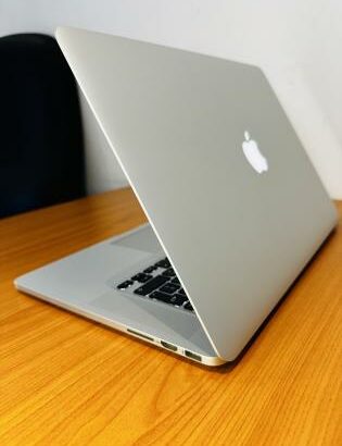 MacBook Pro  2015 Retina Display  *2.50 GHZ intel Core I7 * *16 GB 1600 MHZ * *512 GB SSD* *Intel Iris Pro Graphics 2GB Vram* MacOs Sequoia 15.1.1 Bat