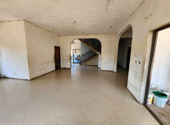 Vende-se Brutal Moradia T4+1 2 suítes no bairro das mahotas próximo a estrada dom Alexandre (bombas da galp)
