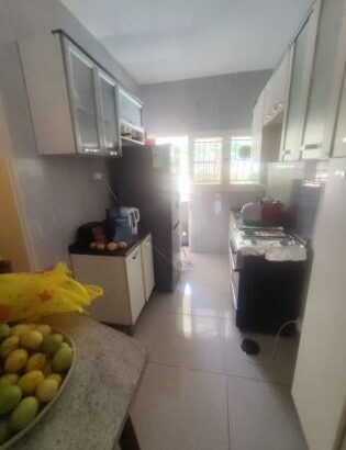 Vende-se Flat T2, 1andar, prédio curto, Bairro central, casa com documentos chamadas 24h