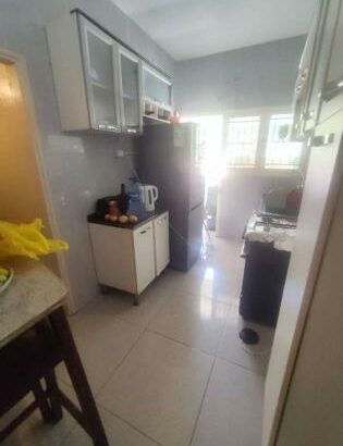 Vende-se Flat T2, 1andar, prédio curto, Bairro central, casa com documentos chamadas 24h