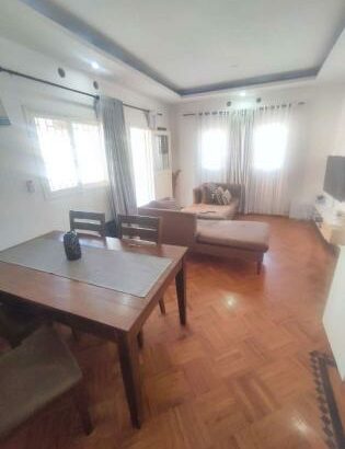 Vende-se Flat T2, 1andar, prédio curto, Bairro central, casa com documentos chamadas 24h