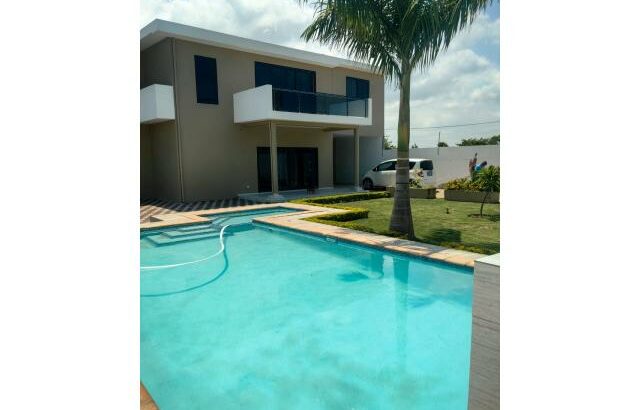 Vende-se Luxuosa Moradia T4 no Chiango