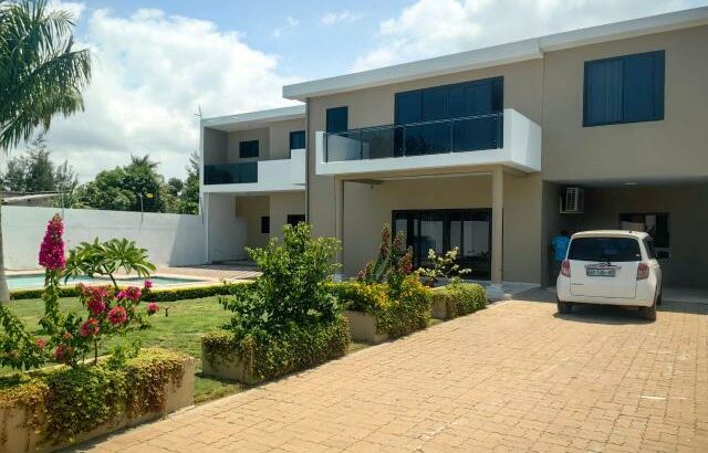 Vende-se Luxuosa Moradia T4 no Chiango