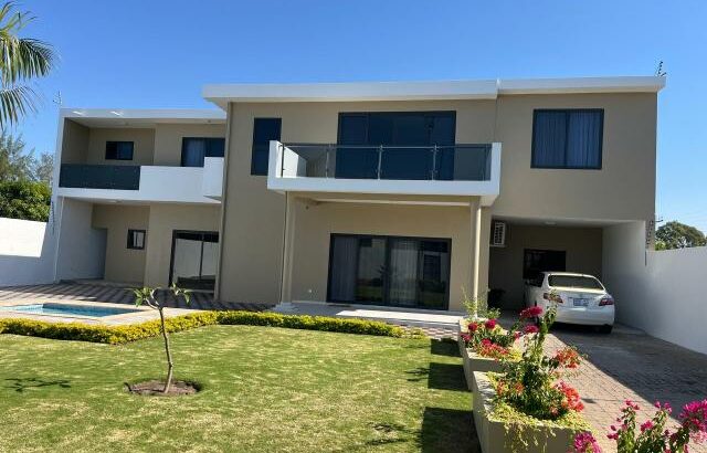 Vende-se Luxuosa Moradia T4 no Chiango