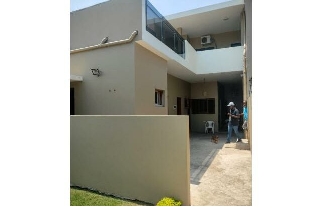 Vende-se Luxuosa Moradia T4 no Chiango