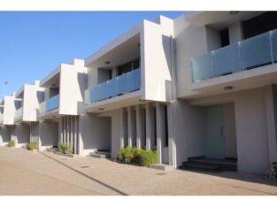 Arrenda-se Luxuosa Moradia T4 no condomínio janela do Índico