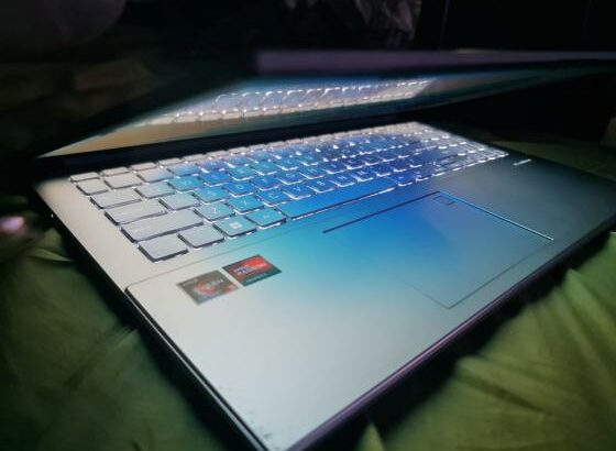 ASUS Vivobook Go 15 OLED AMD Ryzen 5 7520U 8GB RAM 512GB SSD AMD Radeon 512mb