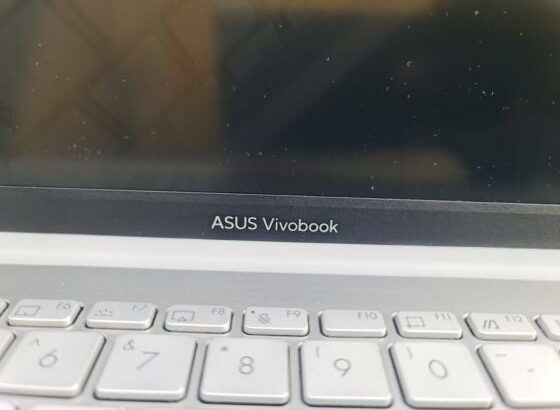 ASUS Vivobook Go 15 OLED AMD Ryzen 5 7520U 8GB RAM 512GB SSD AMD Radeon 512mb