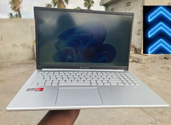 ASUS Vivobook Go 15 OLED AMD Ryzen 5 7520U 8GB RAM 512GB SSD AMD Radeon 512mb