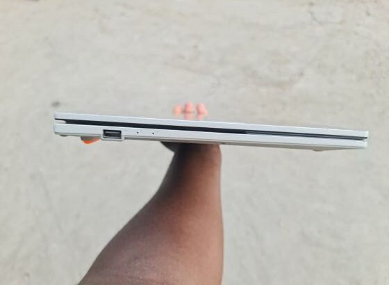 ASUS Vivobook Go 15 OLED AMD Ryzen 5 7520U 8GB RAM 512GB SSD AMD Radeon 512mb