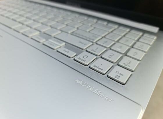 ASUS Vivobook Go 15 OLED AMD Ryzen 5 7520U 8GB RAM 512GB SSD AMD Radeon 512mb