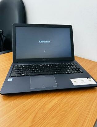 Asus VivoBook X540 Intel Core I3-7020U 7TH Gen 2.30GHZ (4CPUs) 4GB DDR4 SDRAM , 256 GB SSD,intel HD Graphis ,15.6 polegadas Teclado Contabilístico , B