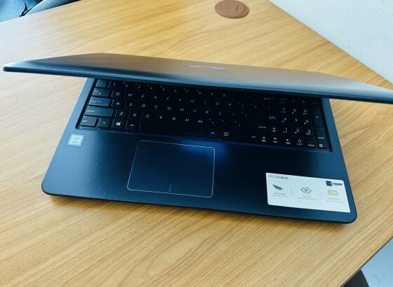 Asus VivoBook X540 Intel Core I3-7020U 7TH Gen 2.30GHZ (4CPUs) 4GB DDR4 SDRAM , 256 GB SSD,intel HD Graphis ,15.6 polegadas Teclado Contabilístico , B