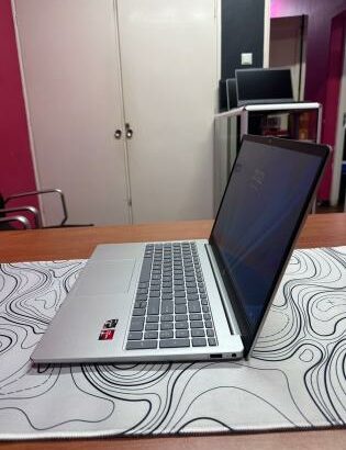 HP 15 AMD Ryzen 7 7730U 16GB RAM 512GB SSD AMD Radeoj Graphic