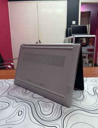 HP 15 AMD Ryzen 7 7730U 16GB RAM 512GB SSD AMD Radeoj Graphic