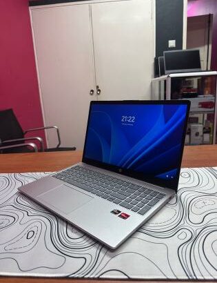 HP 15 AMD Ryzen 7 7730U 16GB RAM 512GB SSD AMD Radeoj Graphic