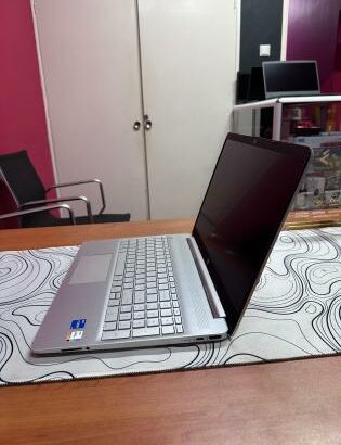 HP 15 i5 12th 512GB SSD 8GB RAM