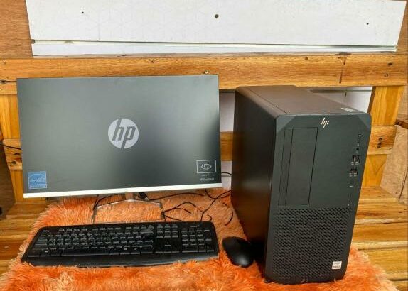 HP Workstation Z2 G5 Tower ® Core™ i7-10700 + Monitor 24” UltraSlim