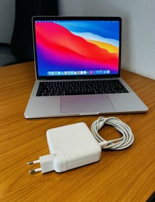 MacBook Pro 2017 Retina Display Intel Core I5 2.30 GHZ  8 GB 2133 MHZ LP DDR3 256 GB SSD Ultra Fast Intel Íris Plus Graphics 640 1536MB Retina Display