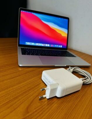 MacBook Pro 2017 Retina Display Intel Core I5 2.30 GHZ  8 GB 2133 MHZ LP DDR3 256 GB SSD Ultra Fast Intel Íris Plus Graphics 640 1536MB Retina Display