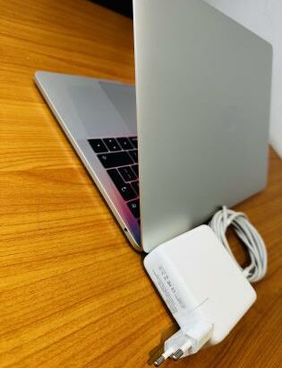 MacBook Pro 2017 Retina Display Intel Core I5 2.30 GHZ  8 GB 2133 MHZ LP DDR3 256 GB SSD Ultra Fast Intel Íris Plus Graphics 640 1536MB Retina Display