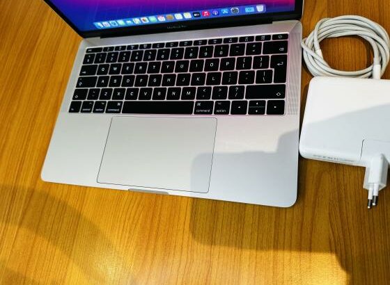 MacBook Pro 2017 Retina Display Intel Core I5 2.30 GHZ  8 GB 2133 MHZ LP DDR3 256 GB SSD Ultra Fast Intel Íris Plus Graphics 640 1536MB Retina Display