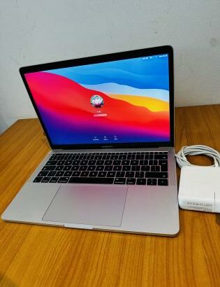MacBook Pro 2017 Retina Display Intel Core I5 2.30 GHZ  8 GB 2133 MHZ LP DDR3 256 GB SSD Ultra Fast Intel Íris Plus Graphics 640 1536MB Retina Display
