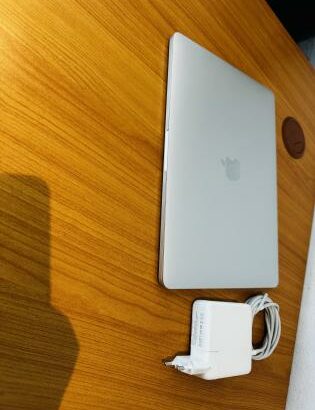 MacBook Pro 2017 Retina Display Intel Core I5 2.30 GHZ  8 GB 2133 MHZ LP DDR3 256 GB SSD Ultra Fast Intel Íris Plus Graphics 640 1536MB Retina Display