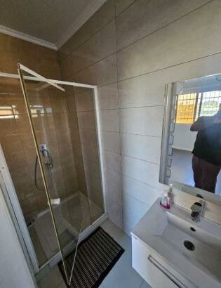 Vende-se luxuoso Apartamento T3 quarto suíte 2º andar com varanda, prédio organizado no condomínio casa jovem, costa do sol