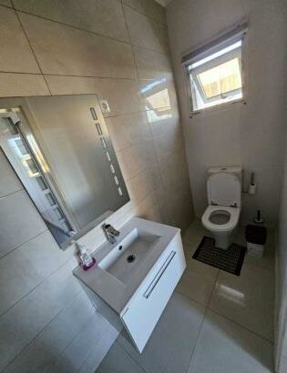 Vende-se luxuoso Apartamento T3 quarto suíte 2º andar com varanda, prédio organizado no condomínio casa jovem, costa do sol