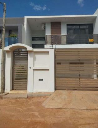 Vende-se Moradia, duplex tipo4 no bairro da costa do sol Mapulene