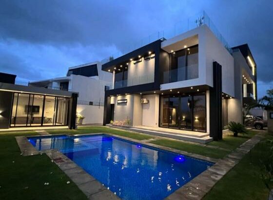 BAIXOU Luxuosa Moradia  dos sonhos Quase n berma da estrada em Mapulene bombas Galp