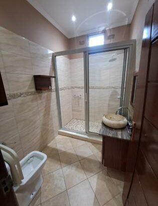 Vende se moradia nova duplex tipo 4 com piscina anexos quintal no bairro da matola rio