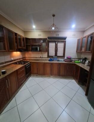 Vende se moradia nova duplex tipo 4 com piscina anexos quintal no bairro da matola rio