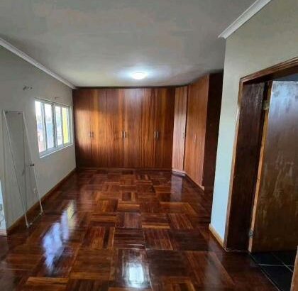 Vende-se Casa Tipo 4 no Condomínio Monomutapa
