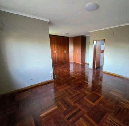 Vende-se Casa Tipo 4 no Condomínio Monomutapa