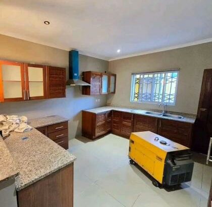 Vende-se Casa Tipo 4 no Condomínio Monomutapa