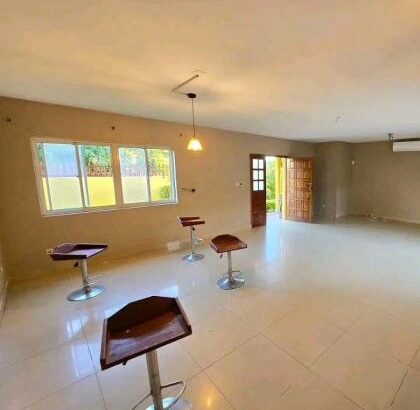 Vende-se Casa Tipo 4 no Condomínio Monomutapa