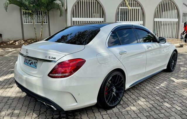 Vende-se Mercedes Benz C63s 2016 recém chegado