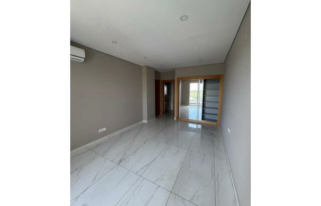 Arrenda-se Luxuoso Apartamento T3 no Deco Assus com vista ao mar