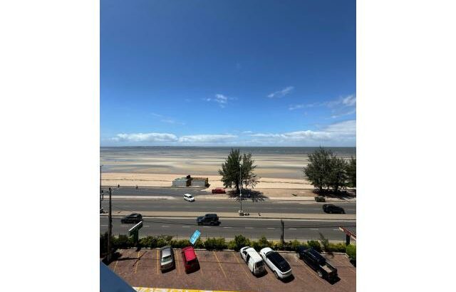 Arrenda-se Luxuoso Apartamento T3 no Deco Assus com vista ao mar