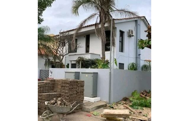 Vende-se super Moradia T3 no condomínio Casa própria na sommerschield II