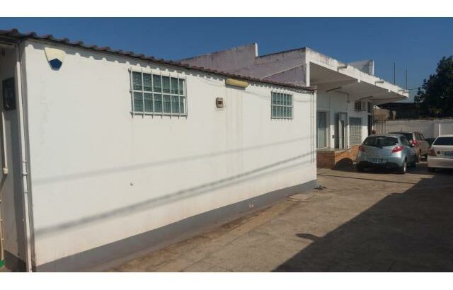 Vende-se Armazém/Loja no Bairro do Aeroporto
